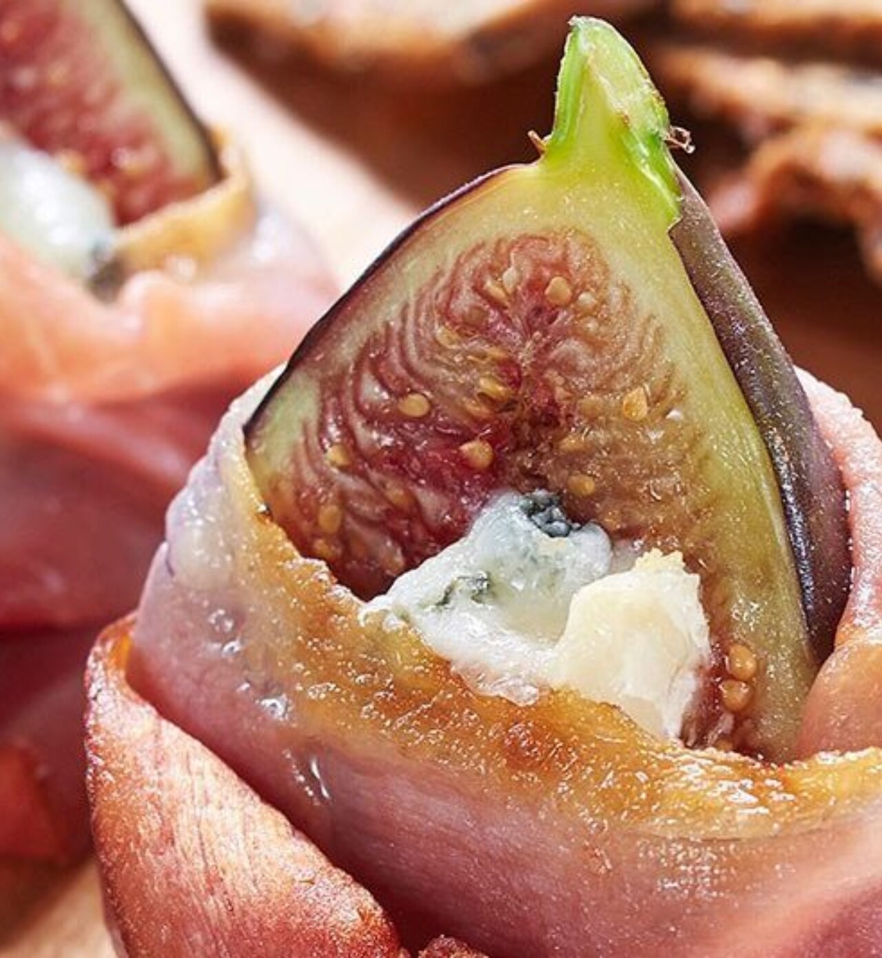 Hors d’oeuvres de figues et fromage enrobés de speck
