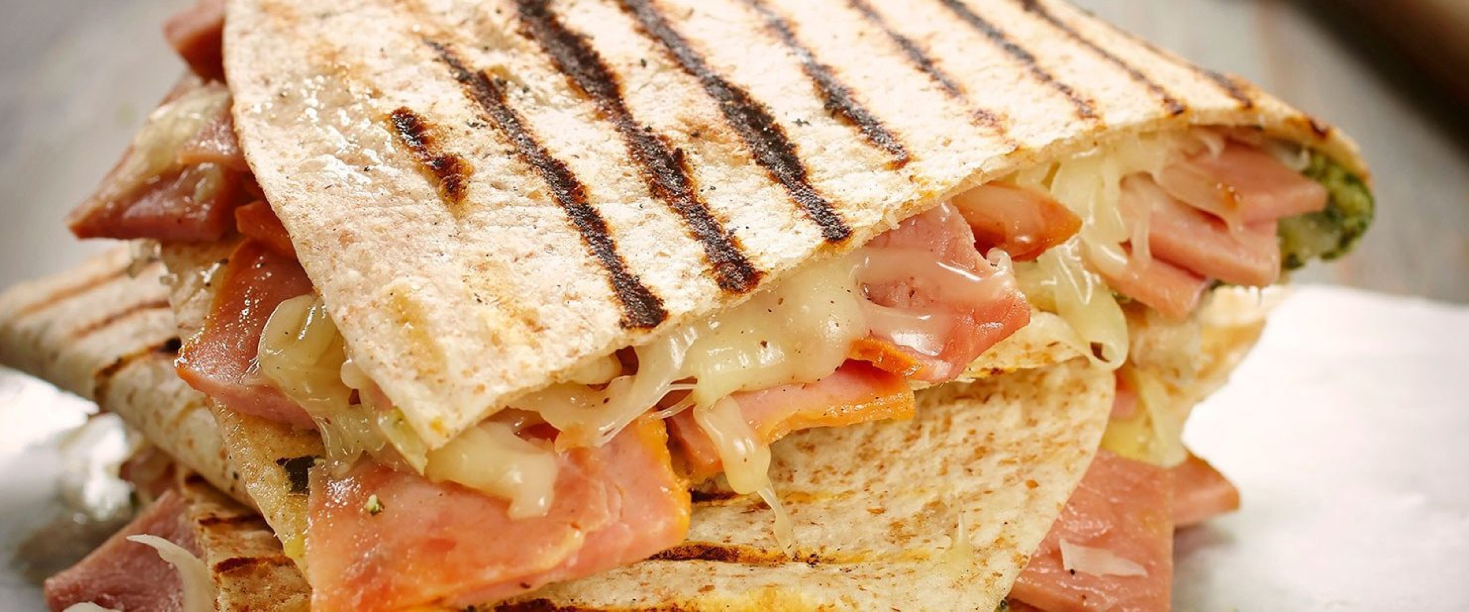 Quesadillas au jambon à déjeuner fumé, au pesto et au fromage Pillers