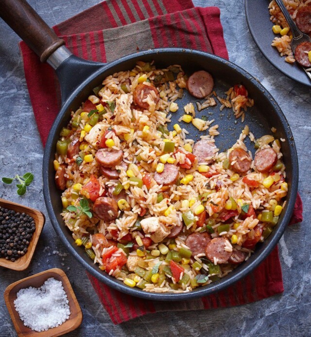 Jambalaya with Grillwurst in skillet