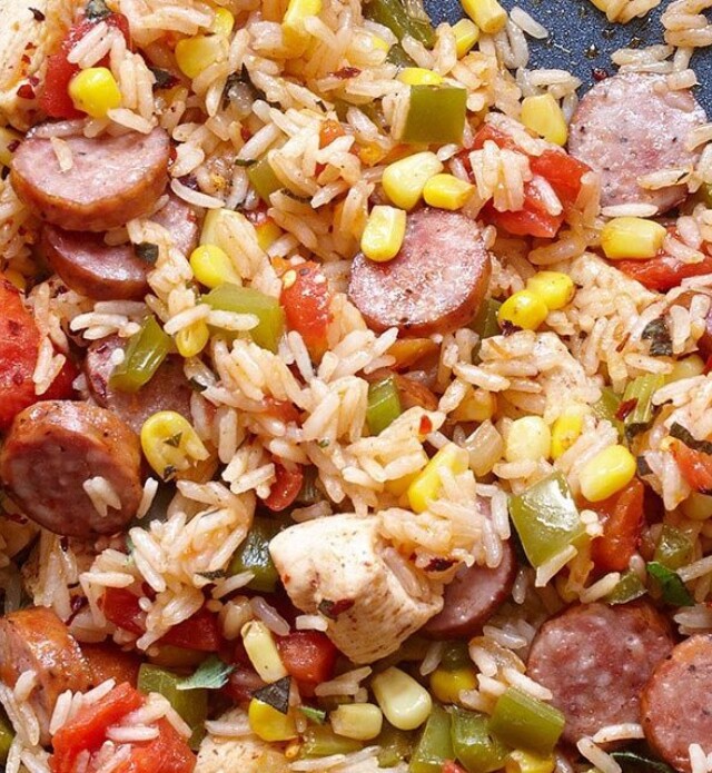 Jambalaya with Grillwurst in skillet