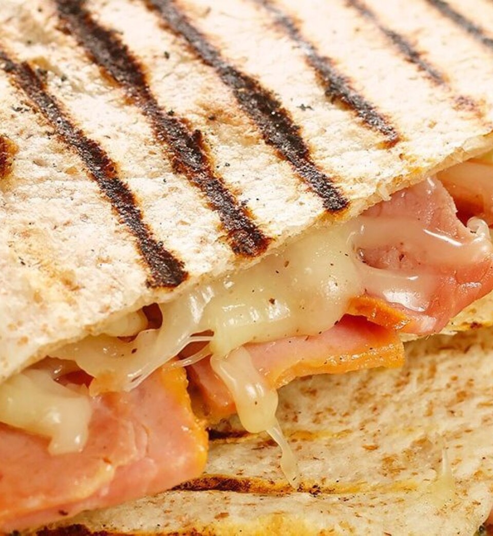 Quesadillas au jambon à déjeuner fumé, au pesto et au fromage Pillers